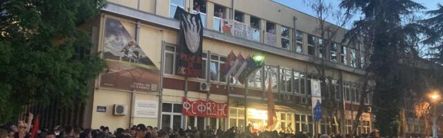 Dekan Patrik Drid u zoru upao na novosadski DIF uz pomoć maskiranih batinaša i policije, okupljaju se građani (VIDEO)