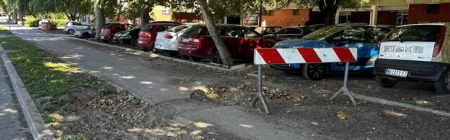 I posle više od mesec dana od pucanja vodovodne cevi, trotoar u Blagoja Parovića i dalje u rupama