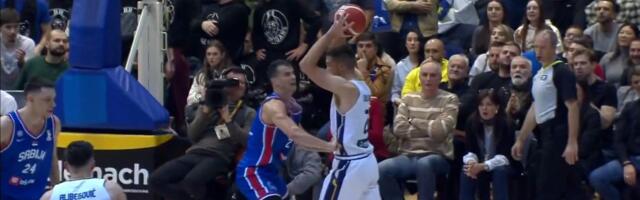 Lakat u glavu našem reprezentativcu: Dangubić završio na parketu, pao kao pokošen, sudije nisu reagovale!