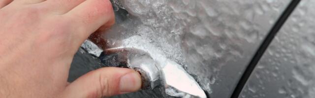 Jutros ste izašli do auta i shvatili da su vrata zaleđena? Ovo je najbezbedniji način da ih otvorite