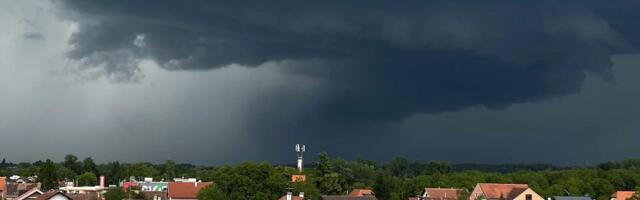 Jako nevreme u Zagrebu, ima povređenih: U Rijeci 1 brodski kontejner završio u moru