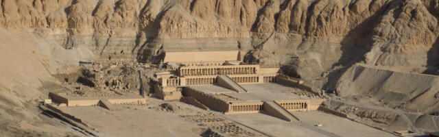 Археолози у Египту открили свитке старе 3.000 година и гробнице исклесане у стени