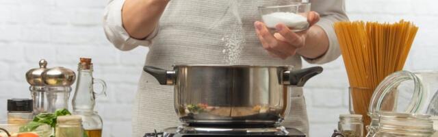 Kuvari otkrivaju: Evo kada treba da posolite jelo - na početku ili kraju?