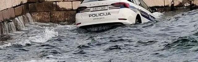 Policijski automobil bućnuo u more! Neverovatna scena iz Senja
