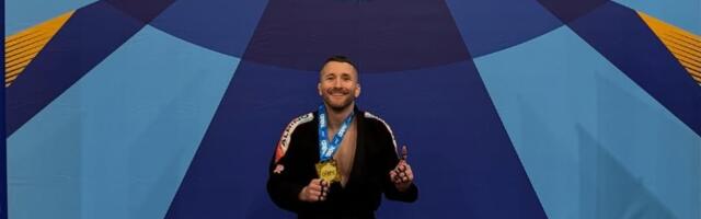 (VIDEO) MMA borac sprečio haos u avionu: Putnik napao stjuardesu, pokušao da otvori vrata...