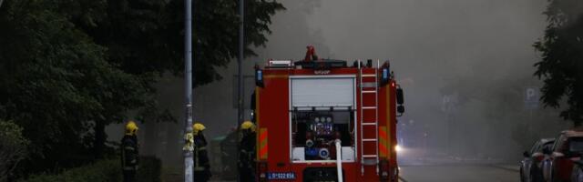 Povređena tri vatrogasca: Hitno se oglasio MUP - lokalizovan požar na Novom Beogradu (FOTO/VIDEO)