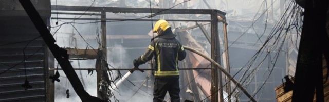 Izvinite, znam da nije trenutak, ali on je tako lep - ljudi gledaju fotku vatrogasca koji je gasio požar u blokovima i ne veruju kako dobro izgleda