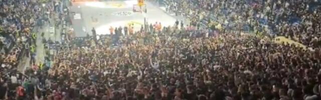 Grobari zagrmeli u Areni: Svi zajedno vređali Vučića, pa pecnuli navijače Zvezde (VIDEO)