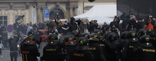Policija u Pragu vodenim topom i suzavcem rasterala stotine huligana