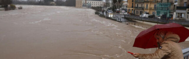 Француска погођена обилним падавинама и снежним лавинама