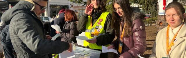 „Raspiši pobedu“ u Nišu: Studentski štandovi na 5 lokacija, među potpisnicima dosta penzionera