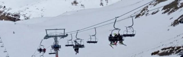 KABINA SA TURISTIMA UDARILA OGROMNOM BRZINOM U ZAŠTITNU OGRADU! Broje se povređeni, među njima i dete!