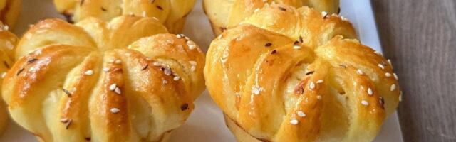 Cvetne krunice sa sirom: Idealne za doručak - spolja hrskave, unutra mekane kao duša (VIDEO)