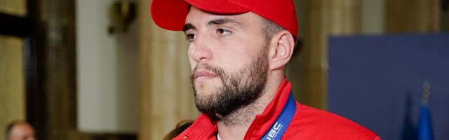 Veljko Ražnatović je noćas slavio i oglasio se tačno u ponoć: Imao je važnu poruku za Srbe, porodica mu došla