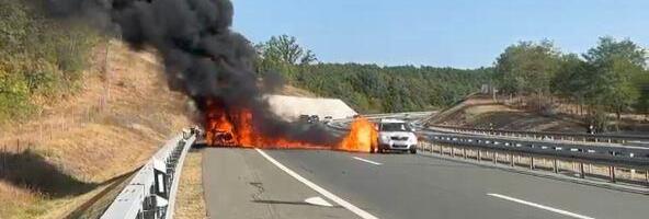 ZAPALIO SE AUTOMOBIL NA MILOŠU VELIKOM! Buktinja nasred auto-puta kod Lajkovca, vozačima upućen važan apel