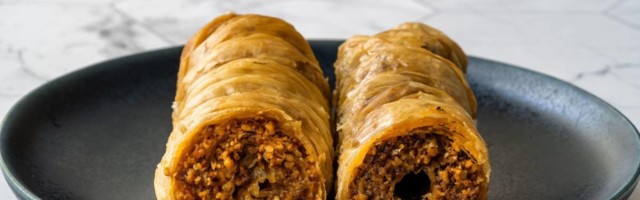 Baklava rolnice sa plazmom i orasima prelivene sirupom ćete stalno praviti - desert za koji će vam svi tražiti recept
