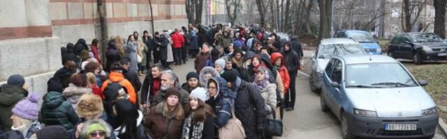 LJUDI, DA LI STE NORMALNI? FIZIČKI OBRAČUN U REDU ISPRED RUSKE CRKVE: Svađa zbog predugog čekanja! (FOTO)