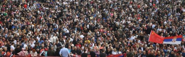 Hiljade ljudi ispred Palate Srbija: Veliki broj građana došao da pozdravi Si Đinpinga (FOTO)