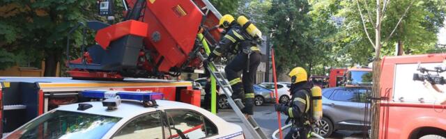 Sirene na Zvezdari! Požar preti da proguta potkrovlje stambene zgrade, intervenišu vatrogasci i policija (VIDEO)