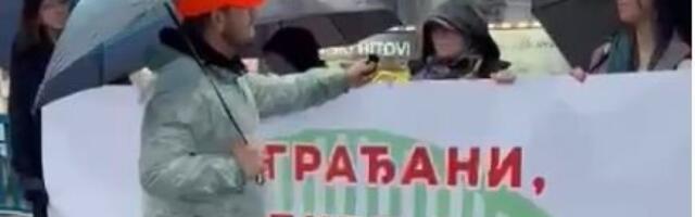 EVO KO BLOKIRA SAOBRAĆAJ U BEOGRADU: "Mi nismo studenti, mi smo “mostobrani”?! (VIDEO)