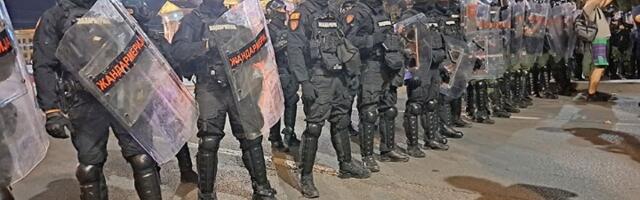 MUP o slici gde policajac udara ženu pendrekom: Fotografija izvučena iz konteksta - žena je metalnom šipkom udarala pripadnike Žandarmerije