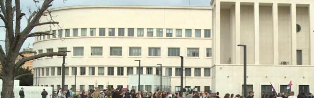 Opozicija napustila salu Skupštine AP Vojvodine, prekinuta sednica zbog konsultacija