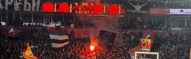 HAOS NA TRIBINAMA! Grobari i Delije zapalili baklje na "večitom derbiju"