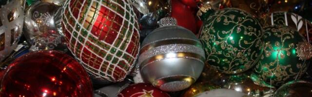 Zašto se staklene kugle stavljaju na jelku? Bezvremenski simbol praznika koji ima duboke korene