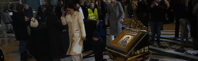 Ceca se pričestila u Hramu Svetog Save - Na ponoćnu liturgiju dovela i unuke (FOTO)