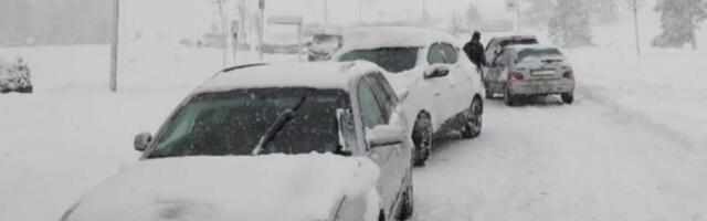 TURISTI MASOVNO KRENULI KUĆI SA ZLATIBORA, KOLONE SU NEPREGLEDNE, SVE STOJI: Sneg zavejao puteve, opšti KOLAPS !