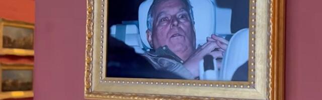 VIDEO: Aktivisti u Luvru okačili fotografiju hapšenja bivšeg princa Endrua