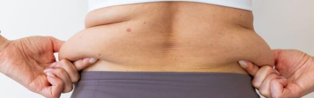 Recite „zbogom“ salcetu na bokovima: 4 najefikasnije vežbe za struk koje možete raditi na običnoj stolici