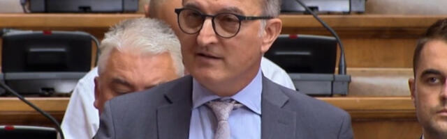 Поношев посланик усред Скупштине хвалио Вучићеву политику