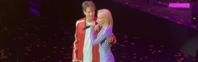 "Sve si zaslužio" Sve oči uprte u Rozgu na koncertu Jakova Jozinovića: Pevačica blista u haljini od 1.400 evra