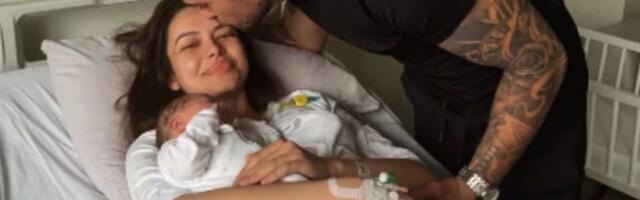 Prva slika bivše snajke Novaka Đokovića iz porodilišta: Ona drži bebu u rukama a muž je ljubi u čelo