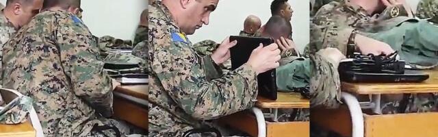 (VIDEO) Hit snimak! Oficiru BiH se smeje čitav svet: Ušao u tešku borbu sa laptopom, okreće ga, pipa, traži nešto, a na kraju...