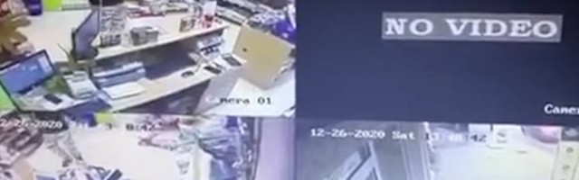 EKSKLUZIVNO, SNIMAK PLJAČKE MENJAČNICE: Repetirao je pištolj i od prestravljene radnice OTEO GOMILU NOVCA, IPAK NIJE STIGAO DALEKO/VIDEO/