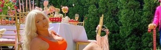 KARLEUŠA I NA PRAZNIK POKAZALA G*ZU! Nije odolela - slikala se među jajima, PA SEVNULO iz crvene haljine (FOTO)