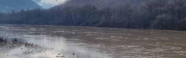 Лим поплавио околину Пријепоља: Две мештанке Бродарева евакуисане из својих домова