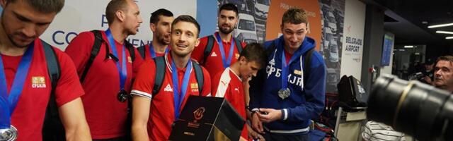 Šta je Avramović nosio u kutiji na aerodromu?