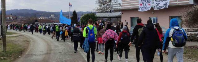 Studenti nastavili pešačenje ka Nišu, građani im u brojnim mestima pripremaju dočeke