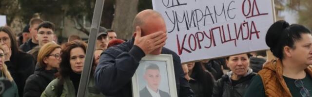 OTAC IZGORELOG SINA JEDINCA KUKA NA SAV GLAS: Prizor iz Kočana od kojeg se lomi sve u čoveku (VIDEO)