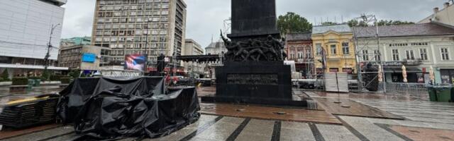 BIZARNO Ovo je "VIP loža" na SNS skupu u Nišu (FOTO)