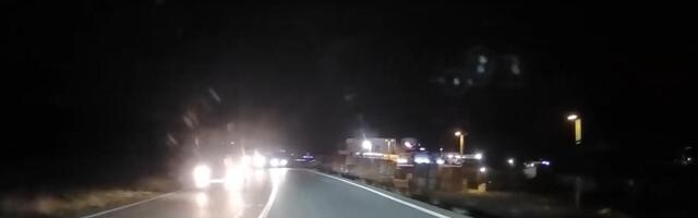 SNIMAK VOZAČA IZ OKOLINE SPLITA LEDI KRV U ŽILAMA Odjednom mu se na putu pojavljuje ON, VRISAK snimatelja SVE govori: "Ovo je pokušaj UBISTVA!" (VIDEO)