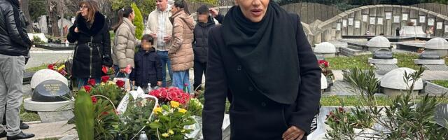 Mina Kostić UPLAKANA NA POMENU Džeja Ramadanovskog, popila piće za dušu najvernijeg kolege (VIDEO)