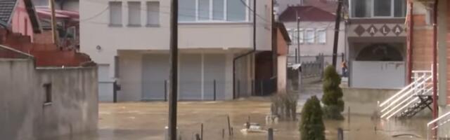 ŽIVOTINJE "PLIVAJU" U DVORIŠTU, VODA UŠLA U KUĆE: Velike poplave izazvale haos u Kičevu i još nekim gradovima(VIDEO)