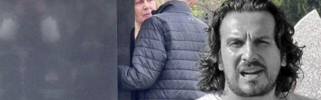 NAJPOTRESNIJI PRIZOR NA POMENU MARINKA MADŽGALJA: Sestrić i majka ljube spomenik pokojnog glumca, njene reči seku poput žileta! (VIDEO)