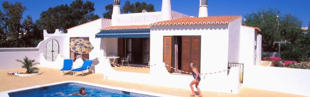 Kopao po dvorištu da napravi bazen, pa naleteo na kesu pod zemljom! Kad je otvorio ostao u šoku, u njoj su bile...