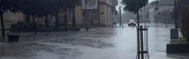 Kiša pljušti u celoj Srbiji: Ova dva dela na udaru jakog nevremena, stiglo novo upozorenje RHMZ