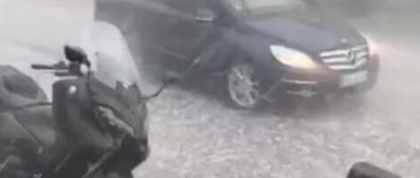 NEVREME IZAZVALO HAOS U SUBOTICI! PRST PRED OKOM SE NE VIDI: Jak pljusak, tuče i grad, automobil jedva prolazi ulicom! Jezivi prizori i kod Bačke Topole (VIDEO)
